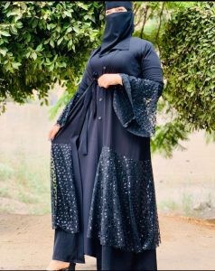 منقبة تشعل السوشال ميديا